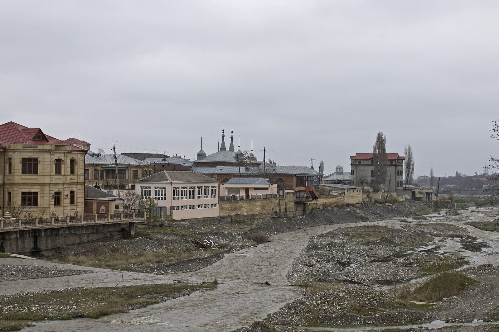 Вид на Красную Слободу с моста через Кудиалчай